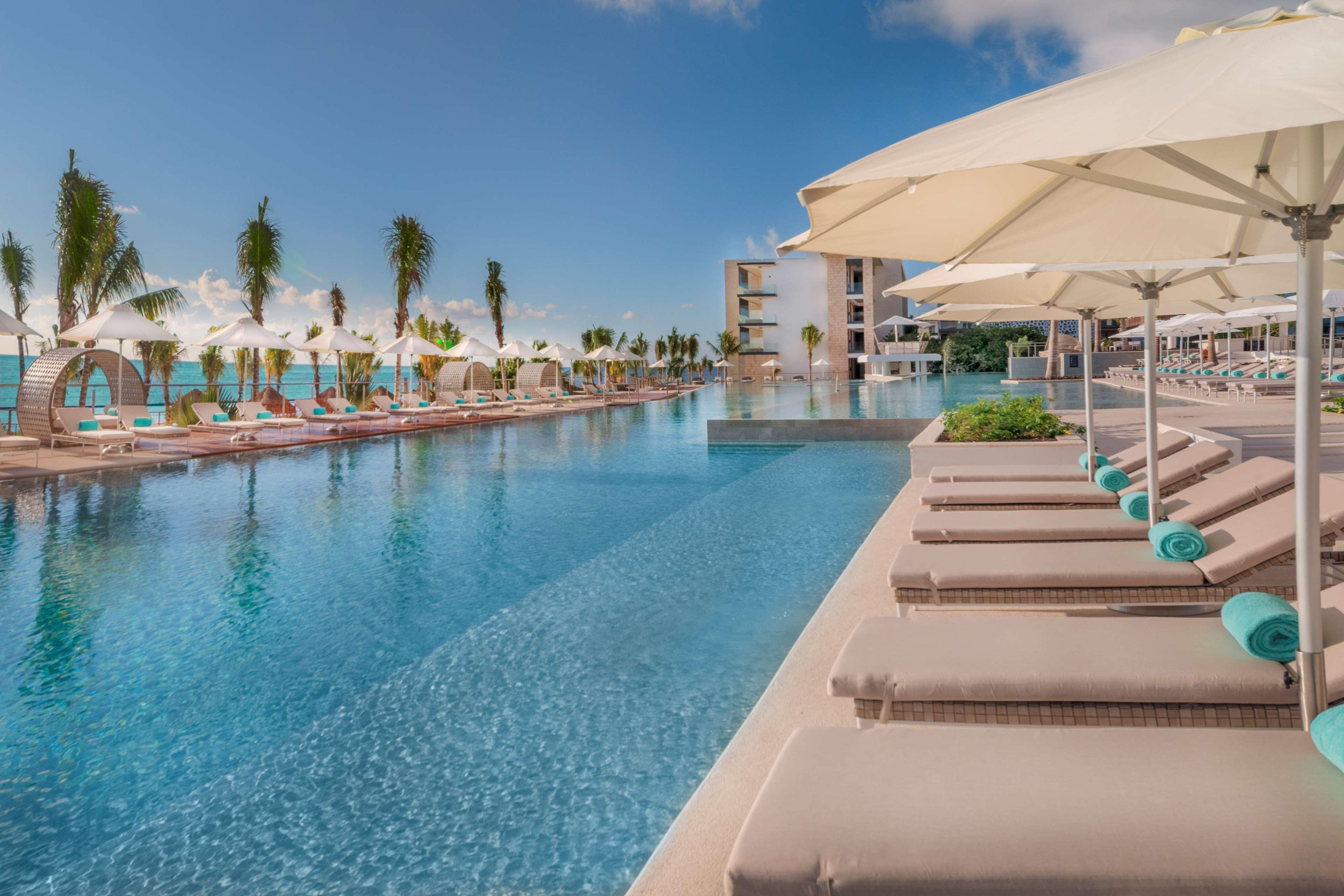 Haven Riviera Cancun (Adults Only) Alfredo V. Bonfil Exteriör bild The pool at the Hilton Cancun Resort