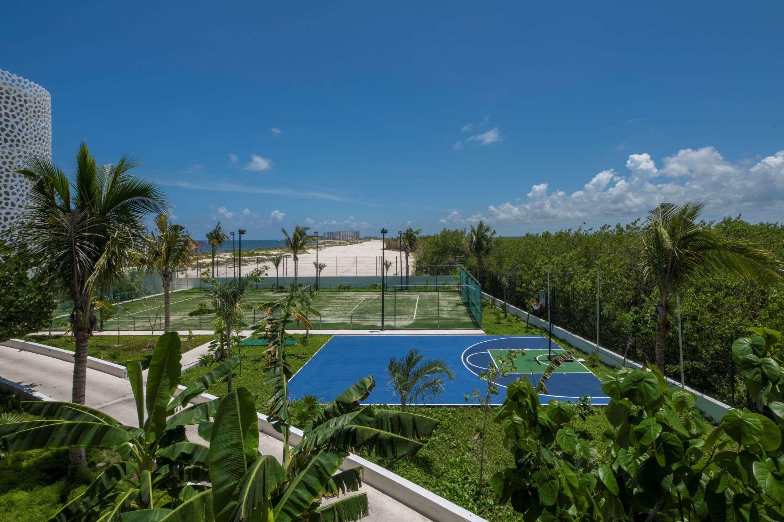Haven Riviera Cancun (Adults Only) Alfredo V. Bonfil Exteriör bild Tennis and basketball courts