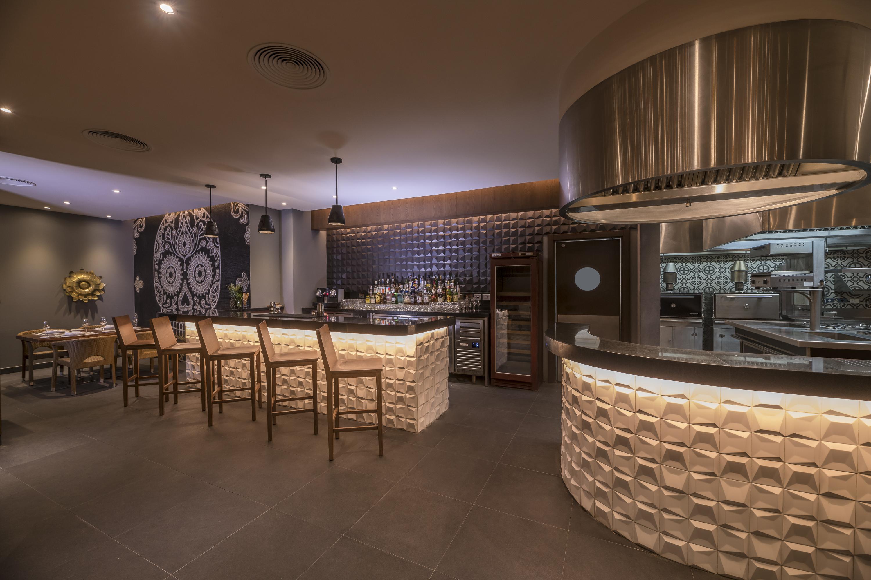 Haven Riviera Cancun (Adults Only) Alfredo V. Bonfil Exteriör bild The bar at the restaurant