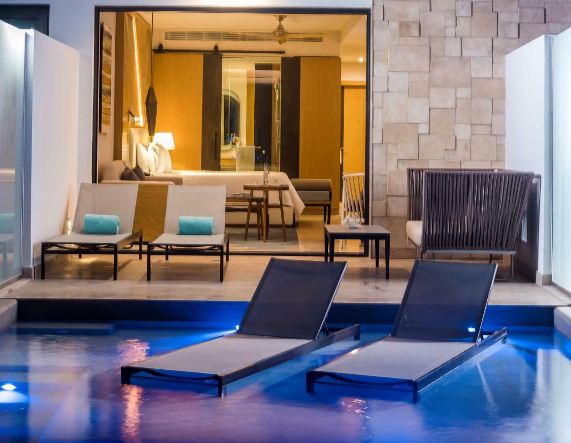 Haven Riviera Cancun (Adults Only) Alfredo V. Bonfil Exteriör bild A pool villa at the hotel