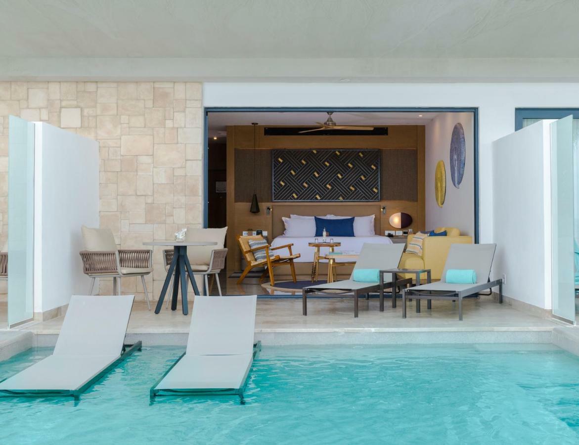 Haven Riviera Cancun (Adults Only) Alfredo V. Bonfil Exteriör bild A swim-up room at the Hard Rock Hotel